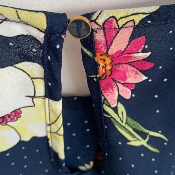 Crescent & Willough Floral flutter cap sleeve blouse, Size L - Picture 5 of 8